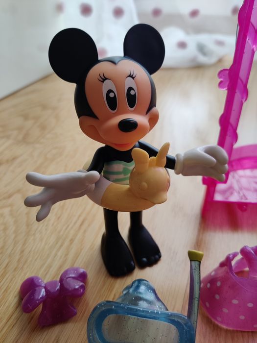 Boneca Minnie articulada com roupas e acessórios (tema praia)