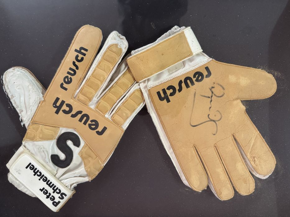 Luvas do antigo guarda redes do Manchester unt e sporting