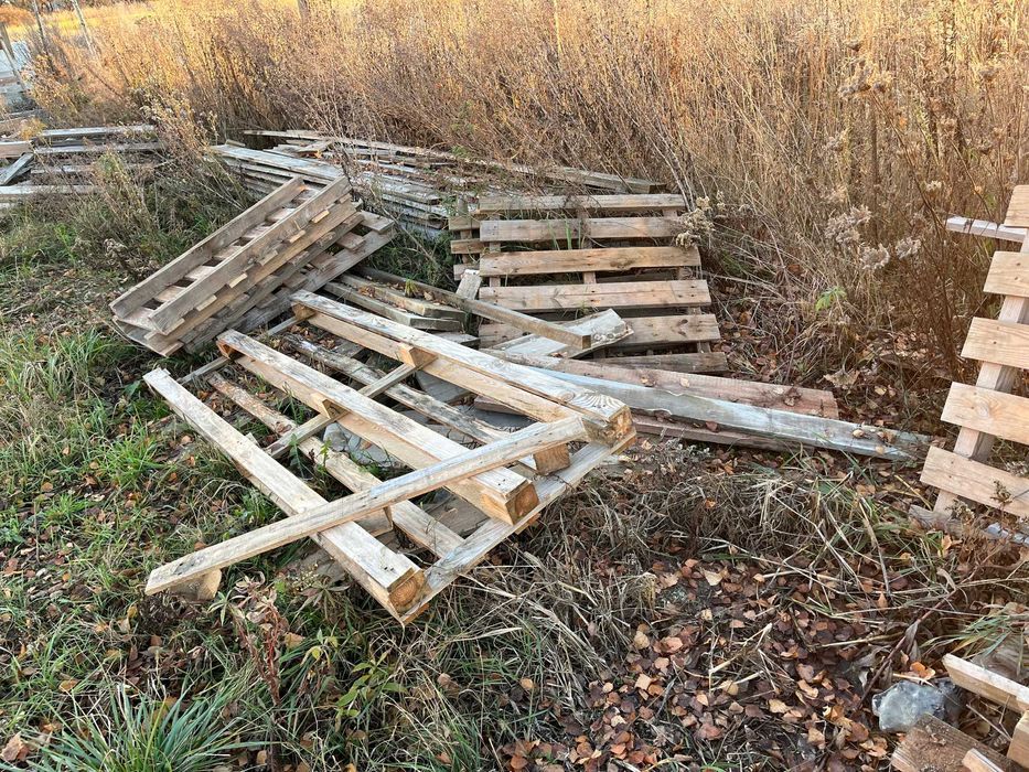 Resztki desek, palet, ogrodzenia, Michałowice-Wieś