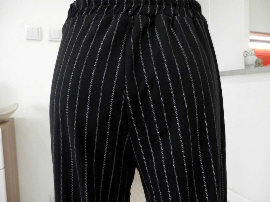 Spodnie Joggery Tapered Leg Czarne w Paski by UK 42