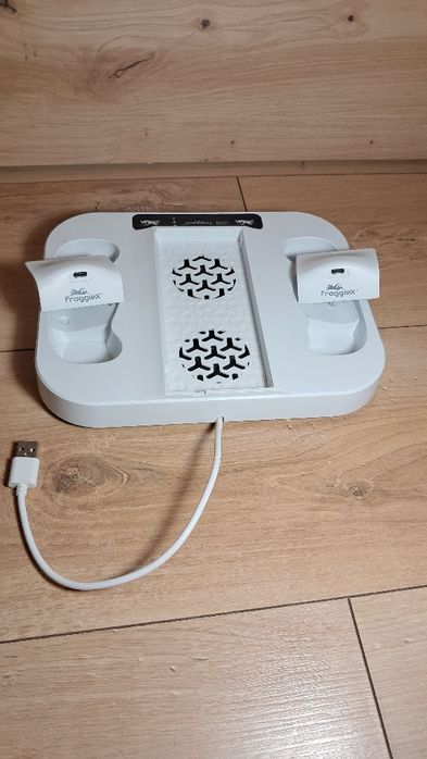 Konsola Xbox series s z podstawką chłodzącą i dwoma akumulatorami