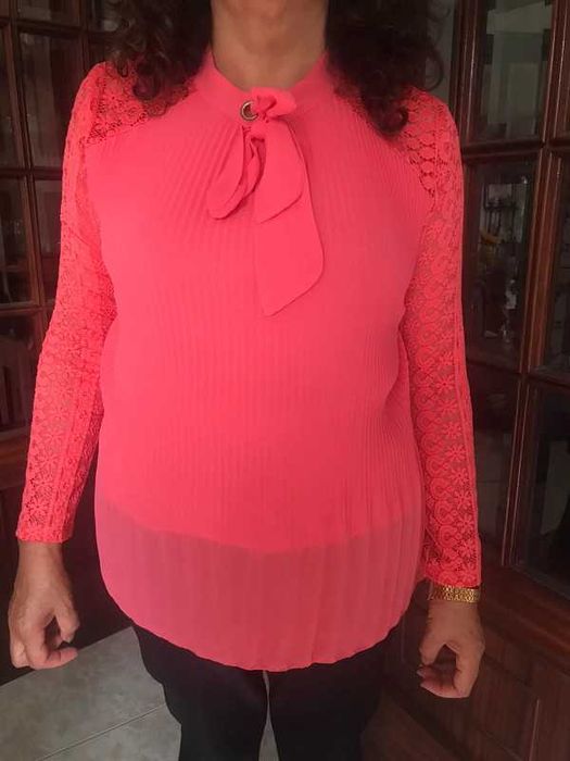 Blusa cor de rosa rendada