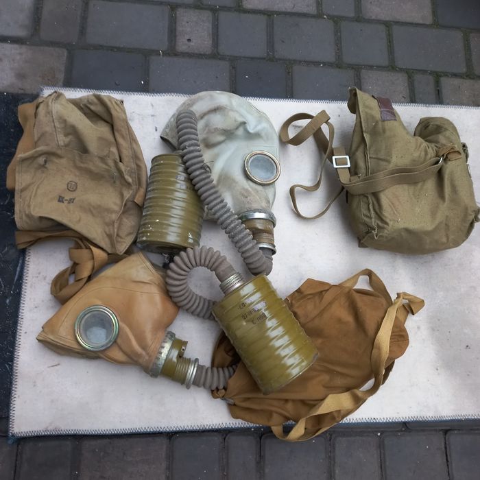 Противогаз времен СРСР в подсумке