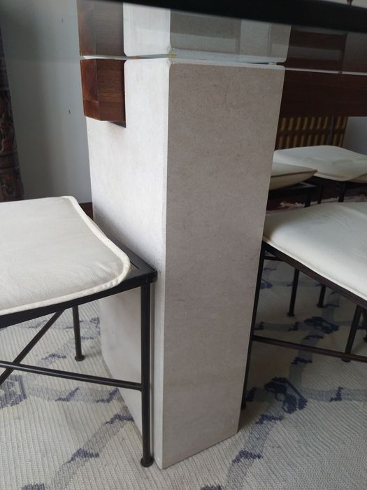 Mesa de vidro e pedra maciça