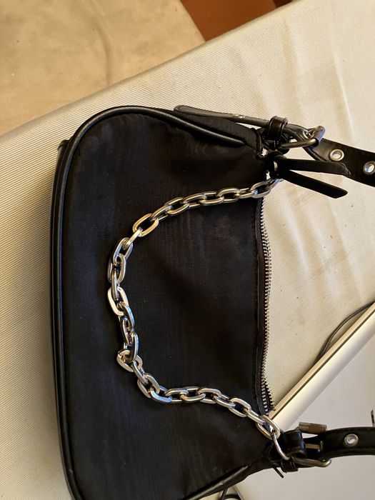 Malas pretas pequenas mão e tiracolo