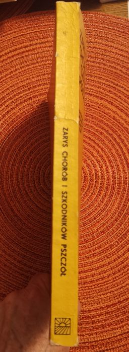 Zarys chorób i szkodników pszczół.