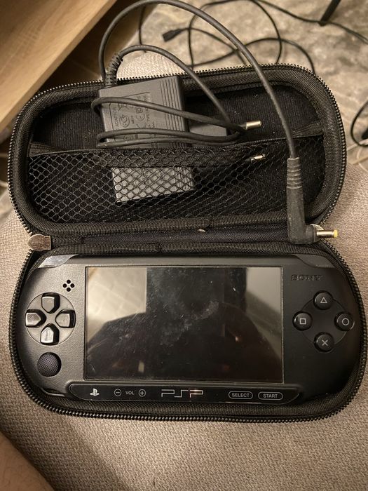 PSP com carregador original Sony.