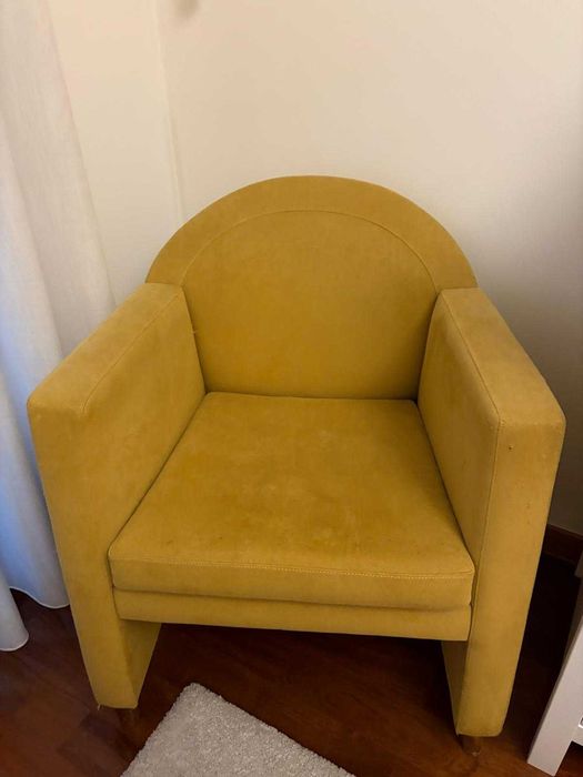 Poltrona de madeira estofada