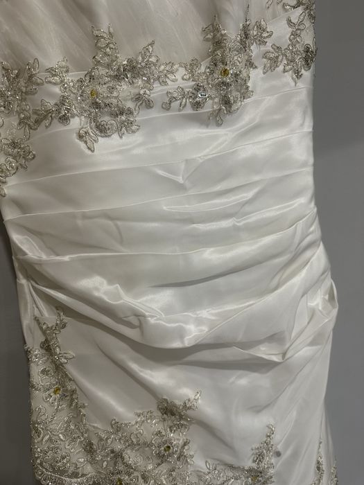 Biala suknia slubna z cekinami i stelazem okraglym pod suknie