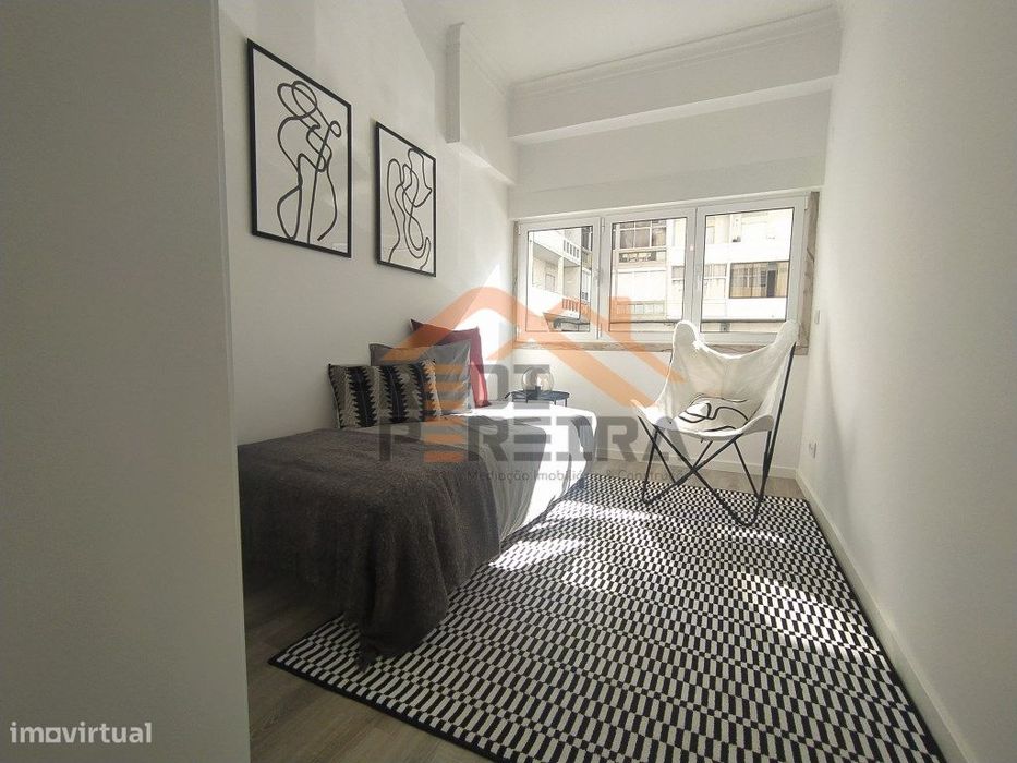 Situado em Benfica, apartamento T3 em processo de remodelação.