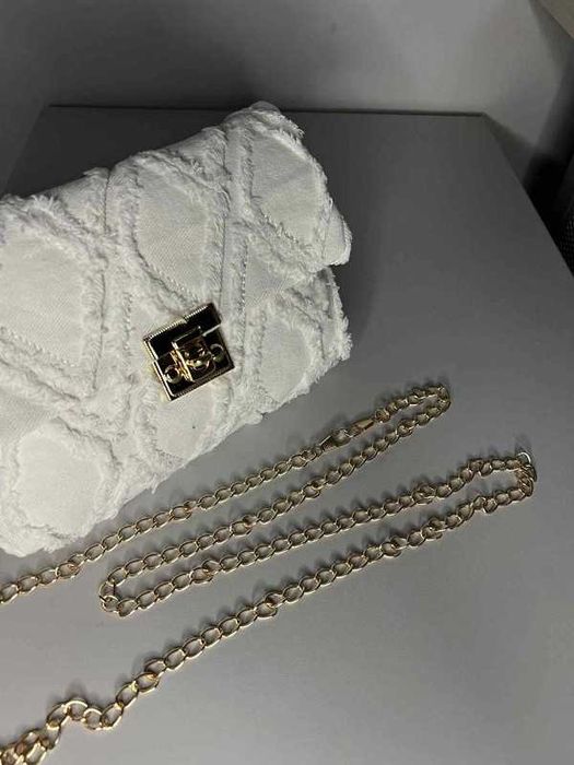 Torebka biała na łańcuszku elegancka boho