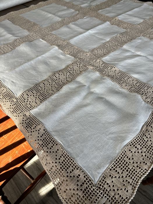 Toalha de mesa com quadrados de linho e renda manual