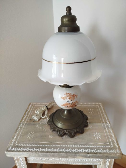 Antigo Candeeiro de Mesa, muito elegante e em óptimo estado