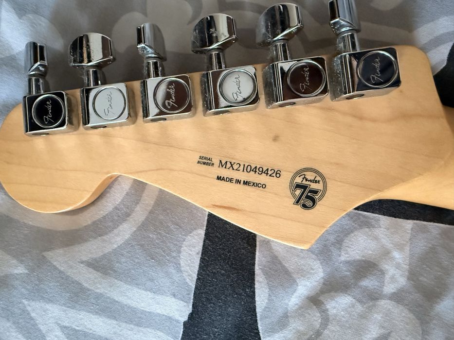 Fender Player Stratocaster HSH 75th Anniversary (2021) + Bolsa Fender Deluxe + Correia em Pele
