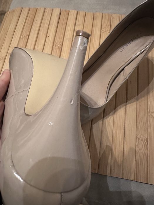 Lakierowane szpilki Reserved, kolor beżowy / nude, rozmiar 40