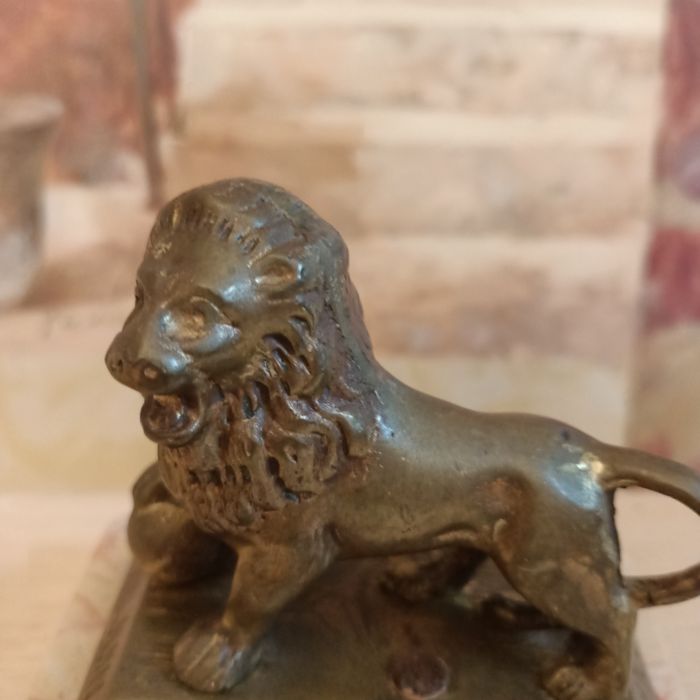 Zabytkowa rzezba,statua Lwa (Lion),z mosiądzu na marmurze.