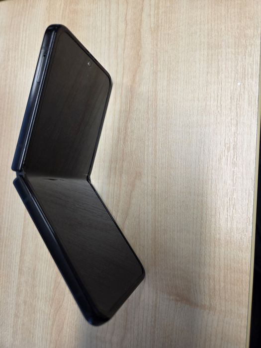 Galaxy Z Fiip4 Bespoke Edition
SM-F721B1SHEUE Czarny/bialy/bialy
Gala