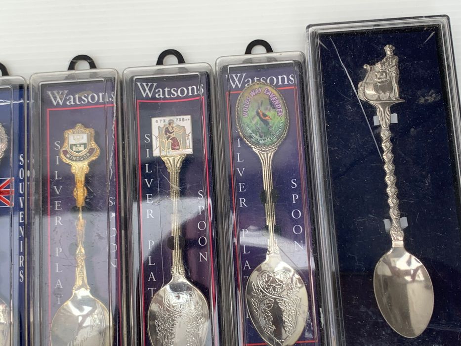 30 Colheres de coleção nas respectivas embalagens