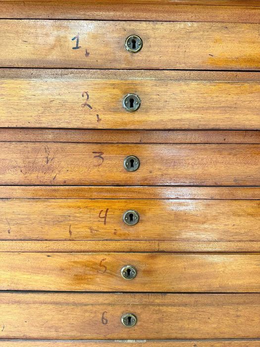 Armário com 8 gavetas