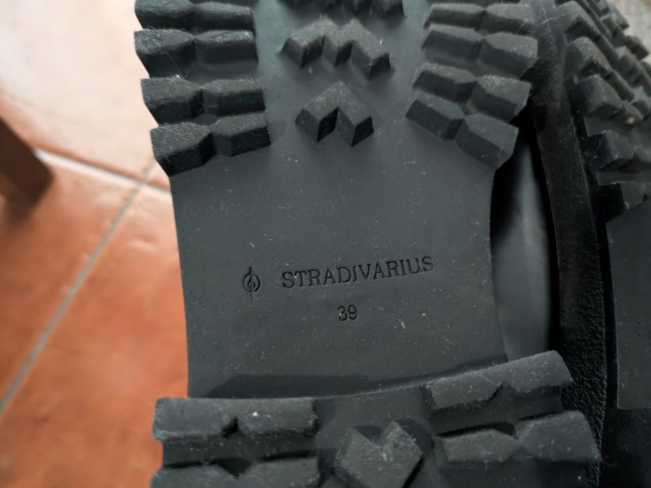 Sapatos mocassins pretos da Stradivarius 39