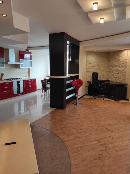 Центр, вул. Соборності, 50, 3-и кімн. квартира.