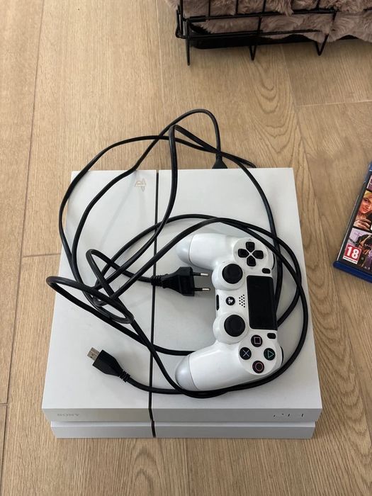 PlayStation 4 Branca com 7 Jogos e 2 Comandos