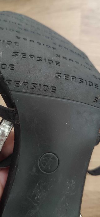 Sapatos de salto alto preto com brilhantes da Seaside