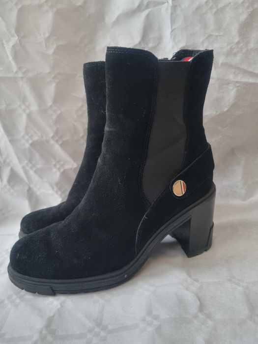 Botki Tommy Hilfiger – czarne, zamszowe, na stabilnym obcasie 38