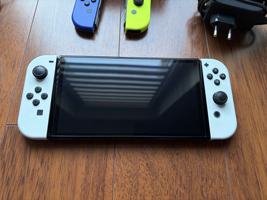 Nintendo Switch OLED (4  joy-con) + etui Zelda