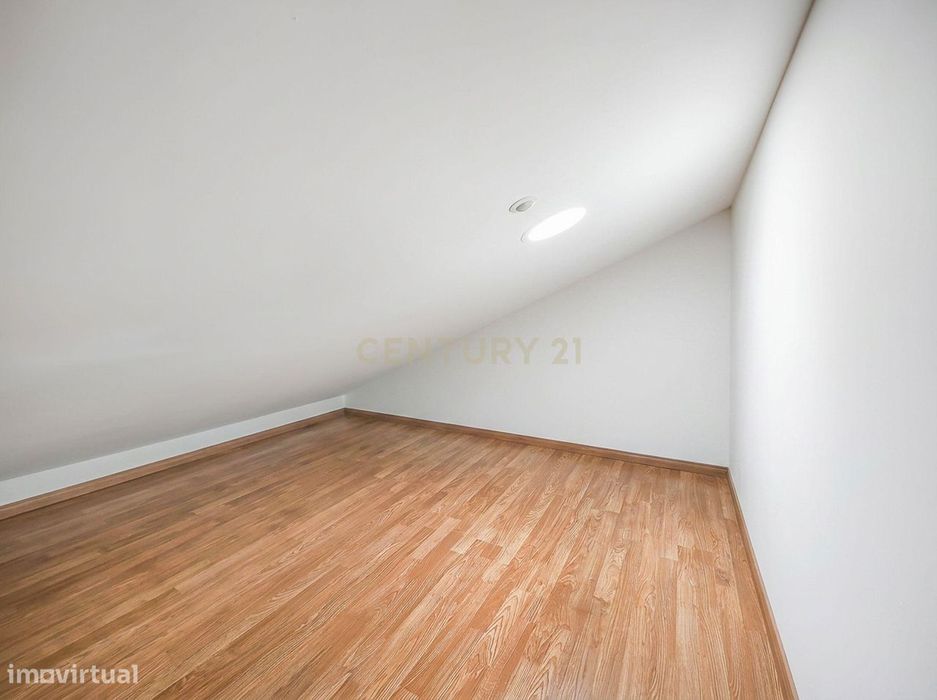 Apartamento T2 Dúplex com Vista Panorâmica e Garagem com Carregamento