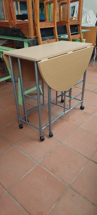 Mesa de apoio em metal e madeira