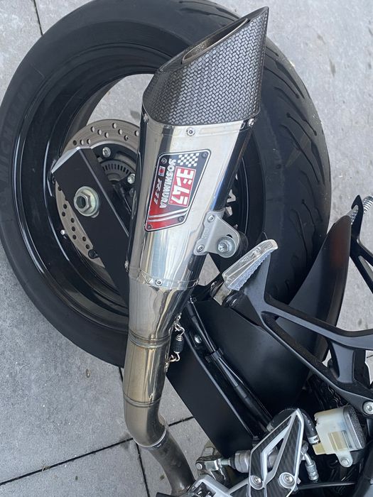 Suzuki gsr 750 como nova