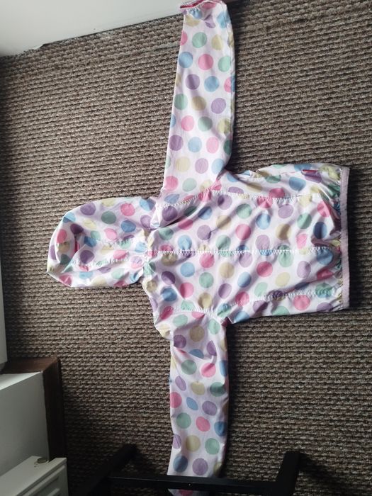 Kurtka biała z kolorowymi kułkami