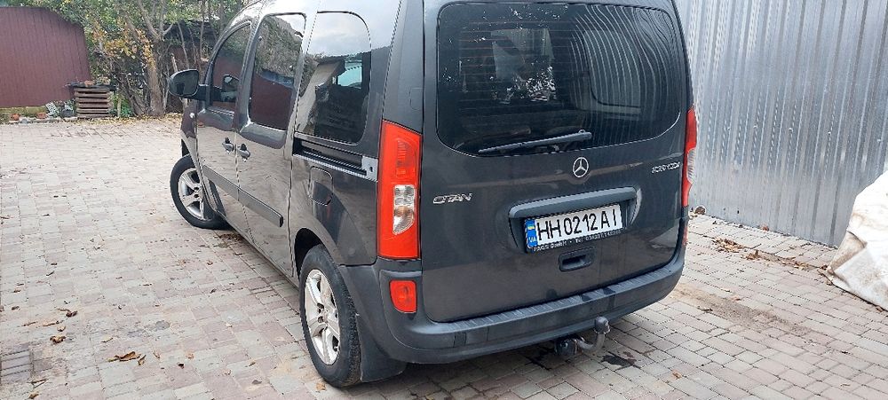 Автомобіль мерседес сітан