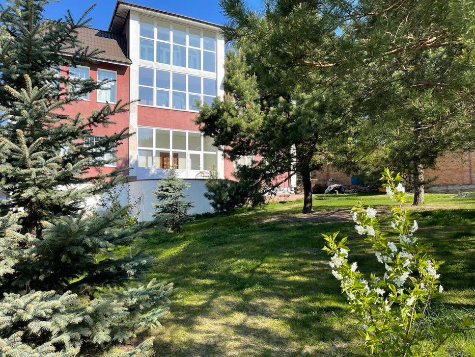 Мостище. Садиба на височині. 500 м.кв. 30 соток, сонячні панелі, озеро