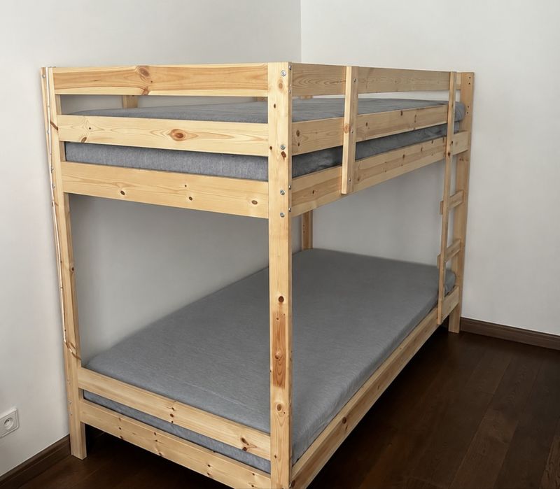 Łóżko piętrowe IKEA MYDAL + 3 materace – bardzo dobry stan