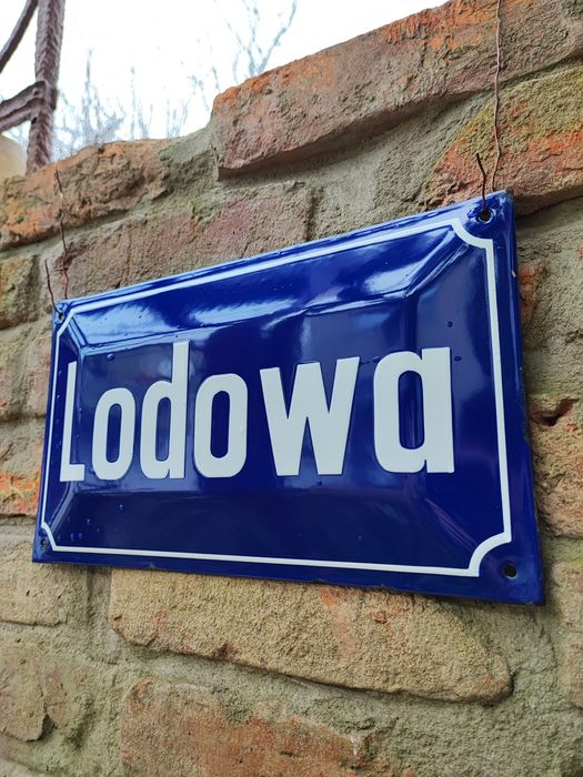 ul. LODOWA tablica nazwa ulicy loft lodziarnia emalia