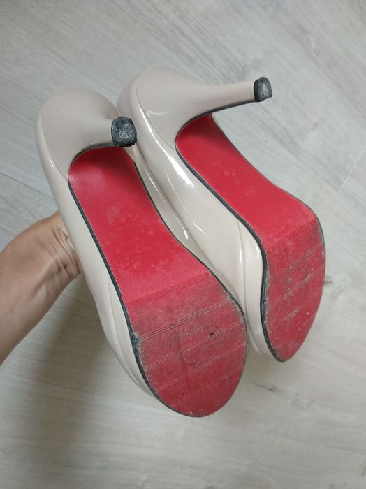 Lakierowane szpilki nude beige na platformie Always/39