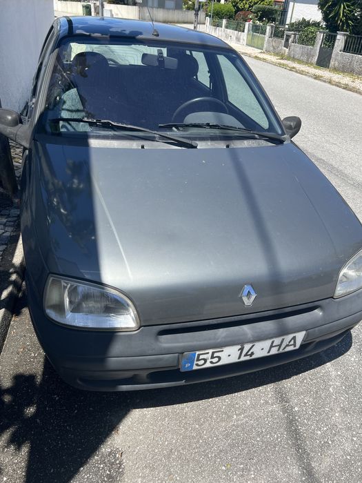 Automovel a gasolina -Renault Clio -