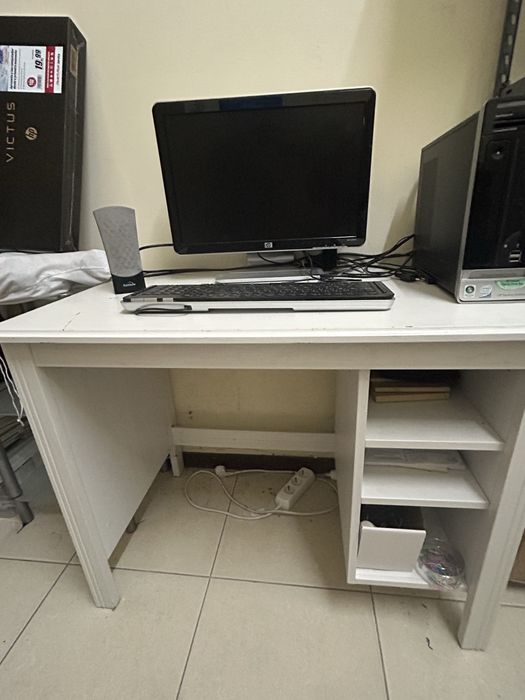 Secretaria em madeira  tem  algumas marcas de uso mas nada que nao se resolva com uma pintura