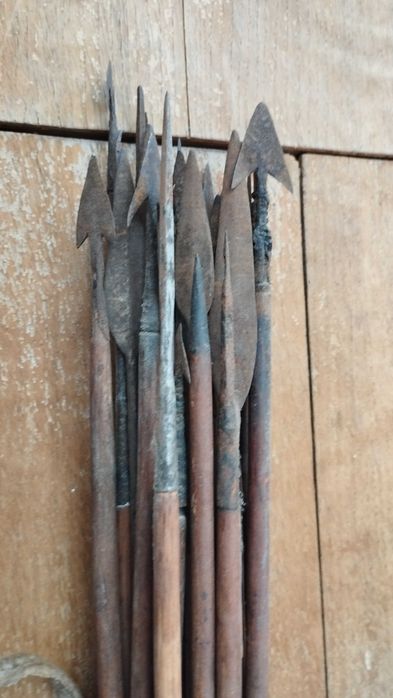 Aljava em pele antiga com 25 flechas.