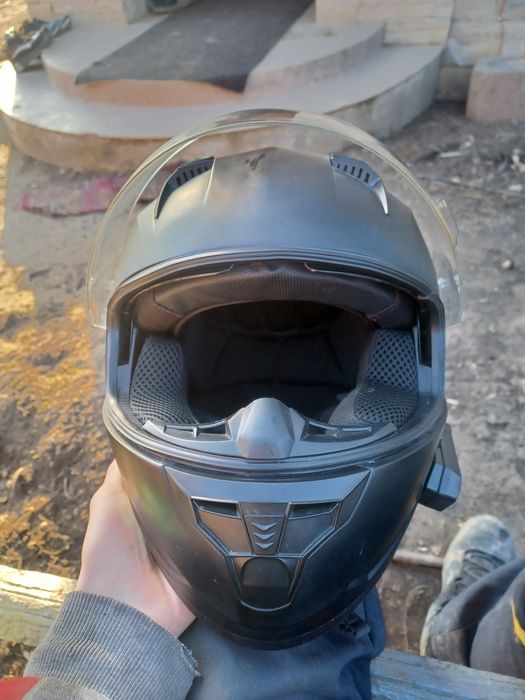 Мото шолом з апаратурою для прослуханя музики