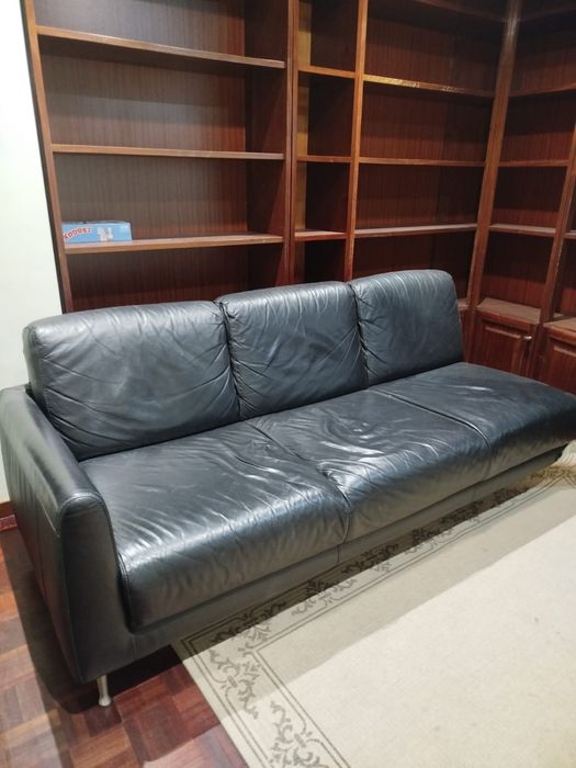 Sofá em pele preto