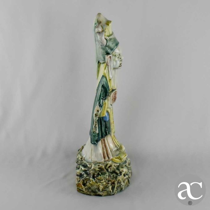 Figura de dignitário chinês em cerâmica vidrada Sancai
