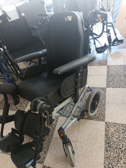 Cadeira rea clematis Invacare nova