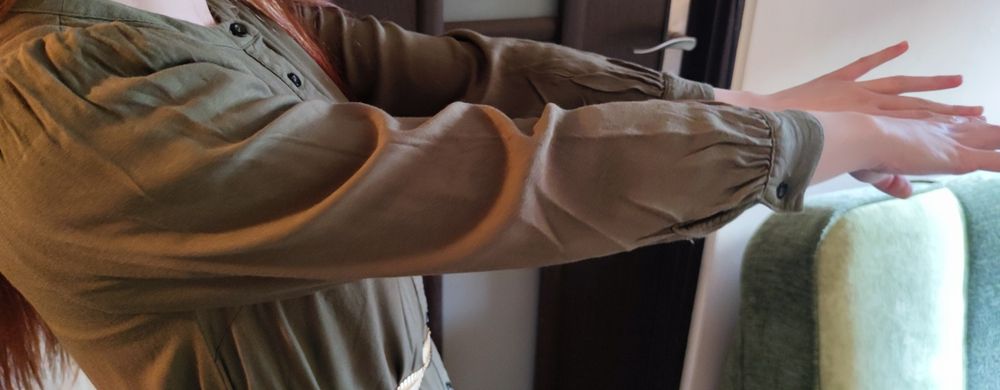 Sukienka koszulowa z długim rękawem w kolorze khaki z oryginalnym pask