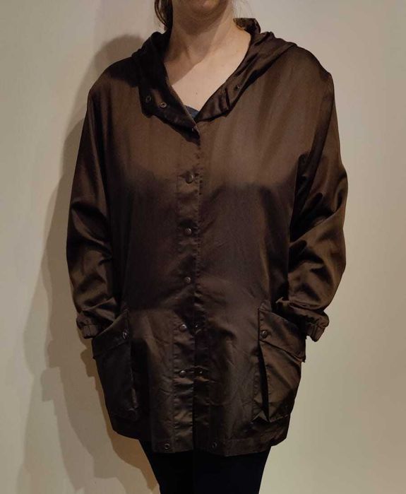 Casaco em tecido castanho impermeável