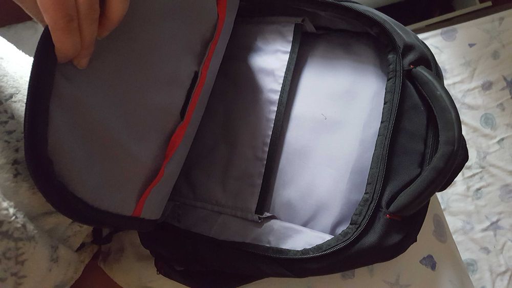 Mochila com múltiplos fechos