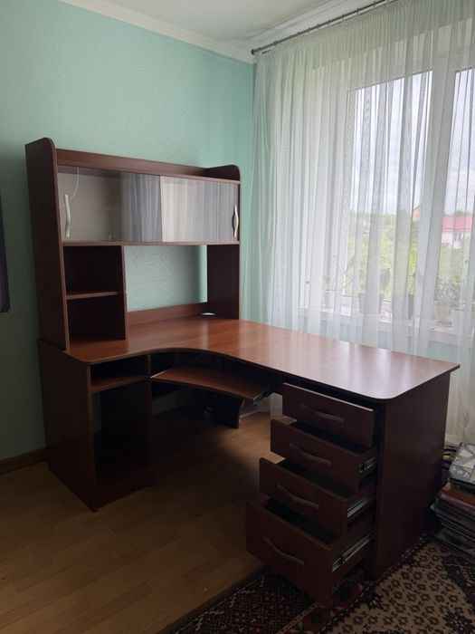 Великий кутовий комп’ютерний стіл з тумбою та надбудовою