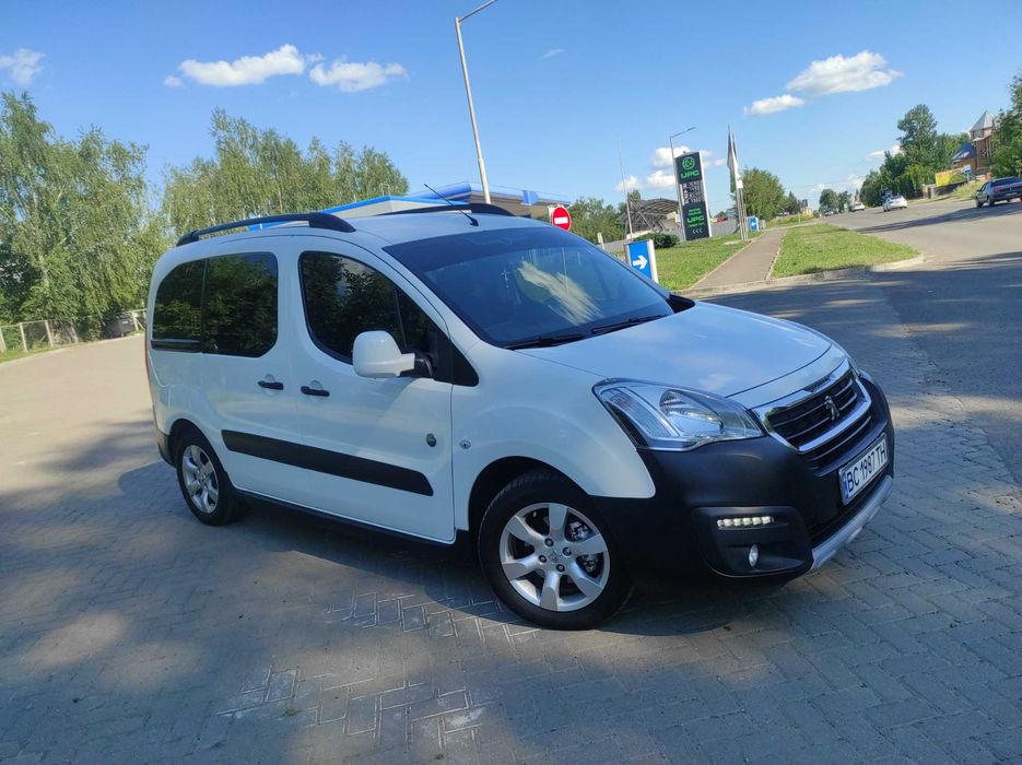 Автомобіль Пежо Партнер.